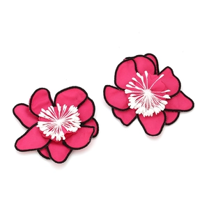 Détail de pétales de fleurs en tissu rose fait main avec coutures noires sur les bords