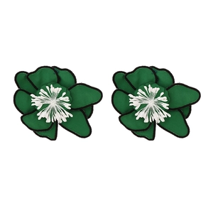 Boucles d'oreilles fleurs en tissu vert foncé faites main avec détails de pétales superposés
