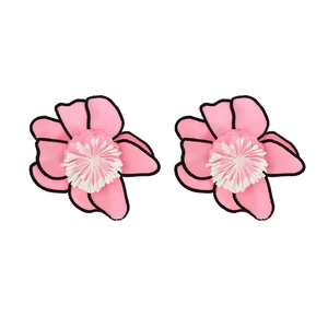 Boucles d'oreilles fleurs en tissu rose multicouches avec bords noirs et étamines