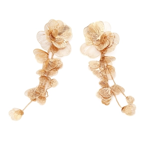 Boucles d'oreilles camélia dorées oversize avec franges style rétro chic
