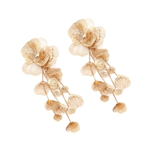 Détail de boucles d'oreilles fleurs dorées avec texture filigrane et pétales multicouches