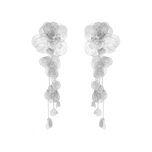 Détails de boucles d'oreilles fleurs argentées avec pompons et pétales en maille ajourée