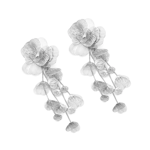 Boucles d'oreilles pendantes en métal argenté avec fleurs évidées et longs glands
