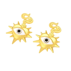Golden heart earrings with evil eye motif and rhinestone details in trendy fire design
