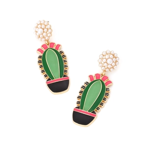 Détail de boucles d'oreilles cactus avec clous en perles et finition émail vert