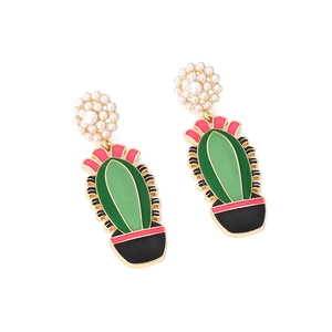 Boucles d'oreilles cactus en émail vert avec perle fantaisie et finition dorée