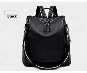 Dettaglio zaino nero in pelle PU martellata con doppia zip e tracolla a righe