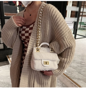 Vue détaillée du sac bandoulière en fausse fourrure blanche avec fermoir doré