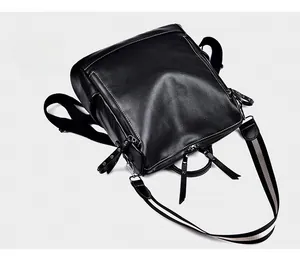 Dettaglio dello zaino in pelle PU nera martellata con spallacci a righe