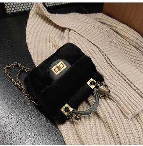 Détail du sac à main noir en peluche avec fermoir doré et bandoulière en chaîne