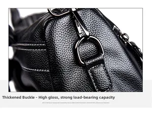 Dettaglio delle fibbie in metallo nero e cuciture rinforzate sulla borsa in pelle PU
