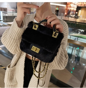 Détail du sac à main en fausse fourrure pelucheuse avec fermoir doré et bandoulière