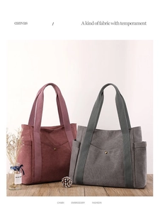Dettaglio di borse tote in tela bordeaux e grigie con tasche e robuste tracolle larghe