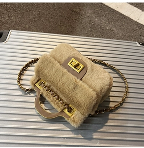 Détail du sac à main en peluche kaki avec fermoir rotatif doré et bandoulière chaîne