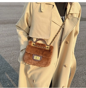 Détail du sac bandoulière en fausse fourrure marron avec fermoir doré rotatif