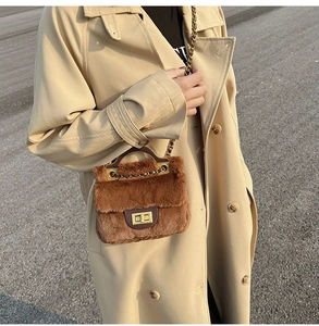 Détail du sac à main en fausse fourrure marron avec chaîne dorée et fermoir pivotant