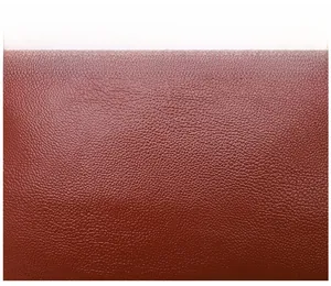 Vue détaillée du grain de cuir PU marron rougeâtre texturé pour sacs à main de qualité