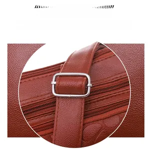 Détail de la texture cuir marron rouge avec fermetures éclair argentées et poches multiples