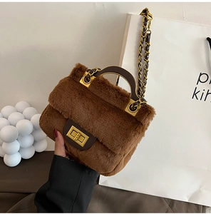 Détail du sac en peluche marron avec anse ronde foncée et fermoir pivotant doré chic