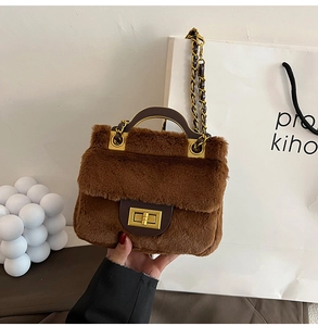 Détail d'un sac à main en fausse fourrure marron avec chaîne dorée et fermoir rotatif chic