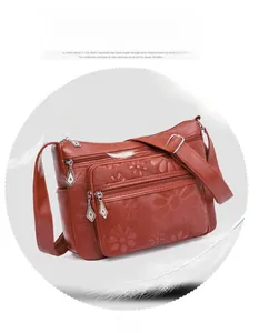 Détail du sac à main en cuir PU avec gaufrage floral, poches zippées et design léger