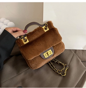 Détail d'un sac à main en fausse fourrure avec poignée en cuir marron et fermoir doré