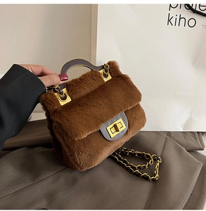 Détail d'un sac à main en peluche marron avec fermoir rotatif doré et bandoulière