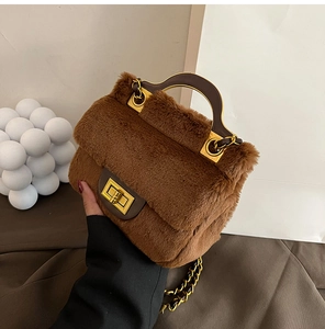 Sac en fausse fourrure marron avec fermoir doré et poignée marron foncé chic