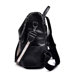 Zaino multiuso in pelle martellata nera da donna con tracolla in tessuto a righe sottili