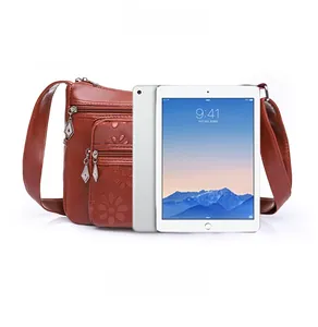Sac bandoulière en similicuir marron avec gaufrage floral et comparaison de taille iPad