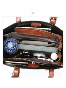 Vue intérieure détaillée d'un sac cabas rétro avec espace pour iPad et accessoires divers