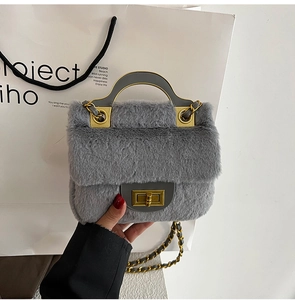 Détail du sac en peluche grise avec fermoir en métal doré et bandoulière chaîne