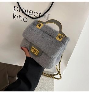 Détail du sac à main en peluche grise avec poignée métallique et fermoir doré chic