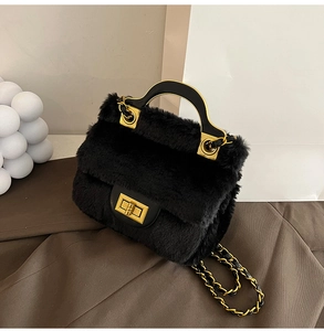 Détail d'un sac bandoulière en fausse fourrure avec chaîne dorée et fermoir rotatif