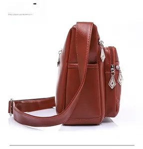 Vue latérale du sac à bandoulière en cuir PU rouge rouille avec plusieurs poches