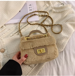 Détail du sac à main en peluche crème avec fermoir doré et bandoulière en chaîne