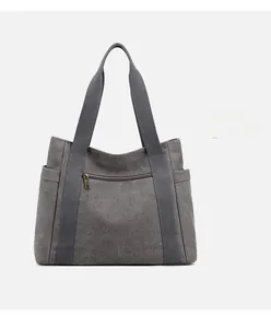 Dettaglio della borsa tote in tela grigio scuro con tasca a zip e scomparti laterali