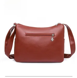 Vue arrière du sac bandoulière en similicuir marron rouge avec poche zippée