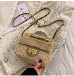 Détail d'un sac bandoulière marron en peluche avec fermoir doré et sangle chaîne