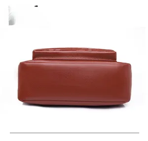 Vue détaillée du fond du sac en cuir grainé rouge brique avec coutures soignées