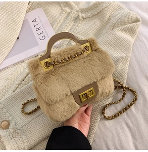 Détail du sac à bandoulière en peluche kaki avec fermoir doré et bandoulière en chaîne