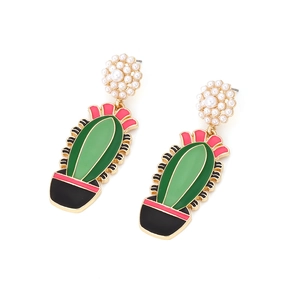 Boucles d'oreilles cactus en émail vert avec perles et fini doré sur fond blanc