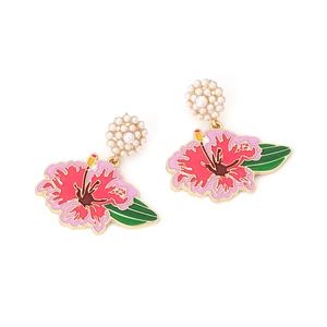 Boucles d'oreilles fleur d'hibiscus en émail rouge avec perles blanches sur fond blanc