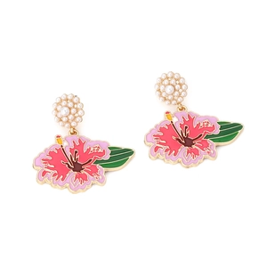 Détails des boucles d'oreilles hibiscus avec pétales en émail et perles d'imitation