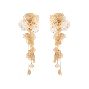 Boucles d'oreilles fleurs dorées avec pétales en maille ajourée et pompons fins