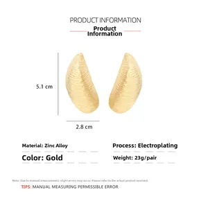 Vue détaillée des boucles d'oreilles dorées géométriques avec dimensions et 5,1 cm de haut