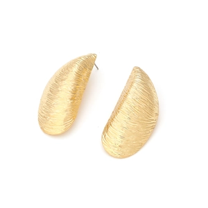 Boucles d'oreilles géométriques dorées avec texture brossée et design courbé
