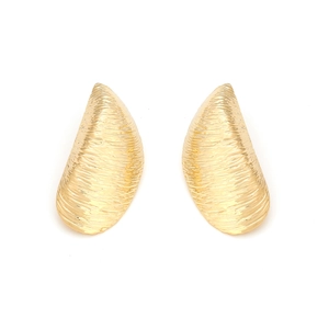 Détail de boucles d'oreilles dorées géométriques avec un design de pétale ondulé et fini métal