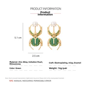 Détails des boucles d'oreilles scarabée en émail vert mesurant 5,1 cm de haut et 2,5 cm