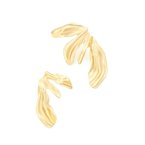 Dettaglio macro di orecchini a foglia d'oro con trama di metallo fuso organico